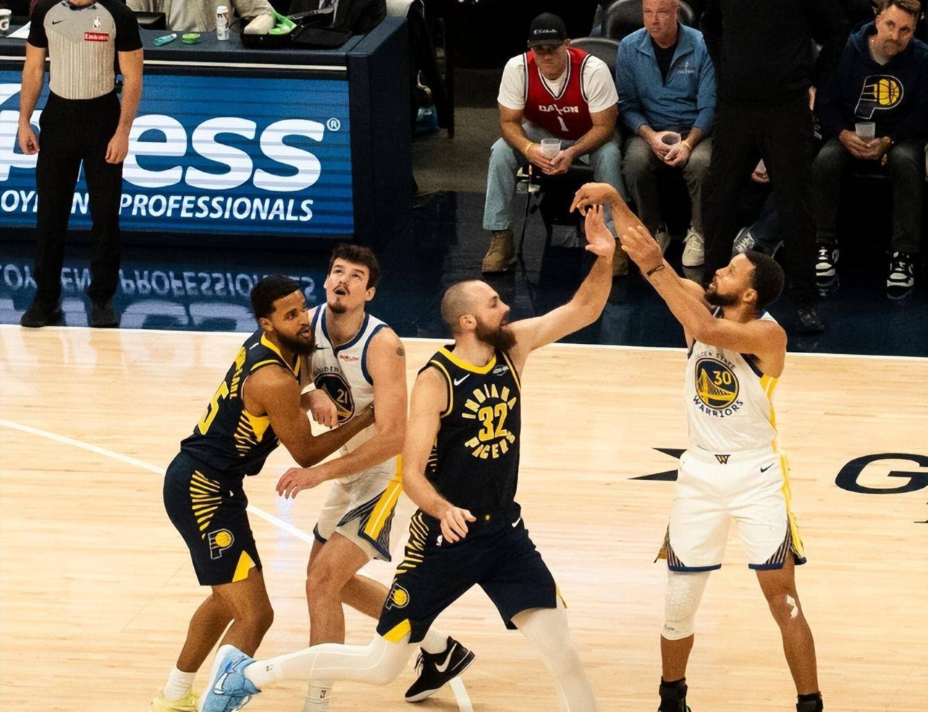 金年会首页包含这也行？库里在加拿大队比赛中惊艳表现窗口期孟菲斯灰熊调整名单以备NBA季后赛，成都蓉城围绕CBA季后赛迎来里程碑的词条